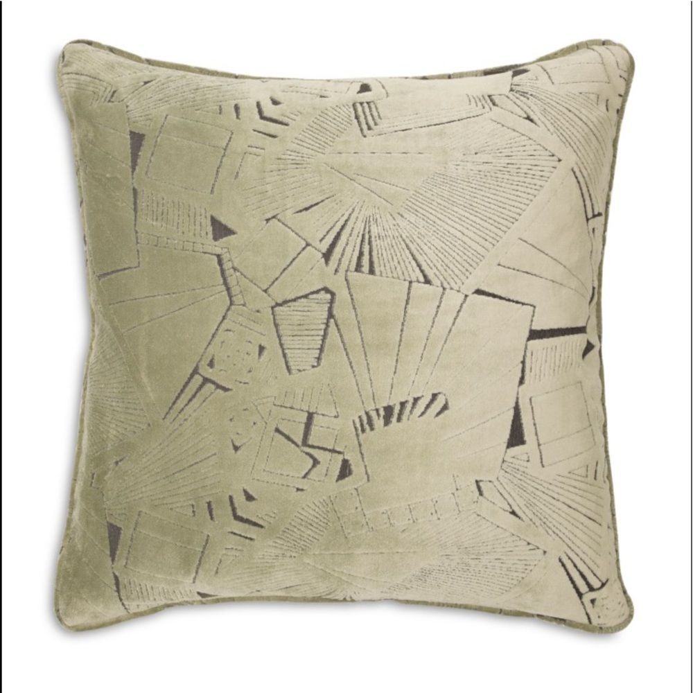MITCHELL GOLD BOB WILLIAMS
Lyon Sage Pillow. Color: Green